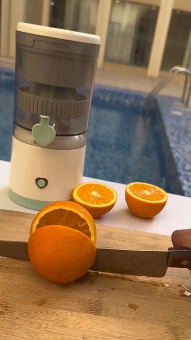 Hands-free Rechargeable Portable - 45W Electric Citrus Juicer - USB and Cleaning Brush